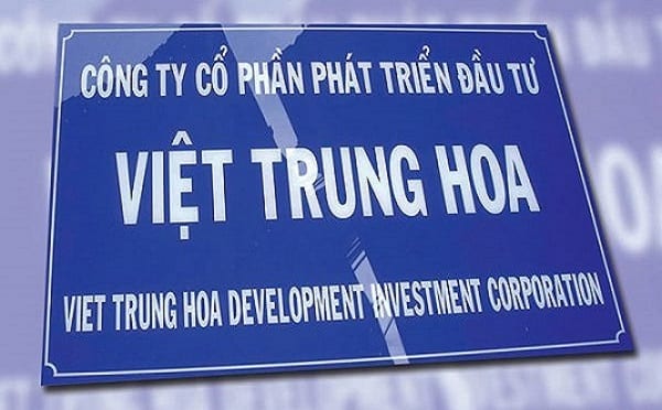 Bảng tên công ty mica nền xanh in chữ trắng