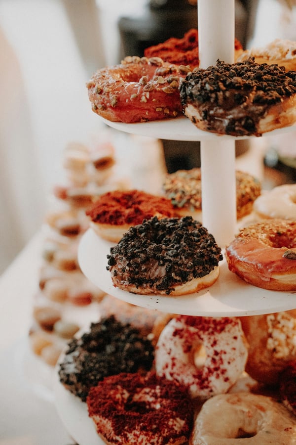 Bánh donut nhiều vị bày trên kệ nhiều tầng