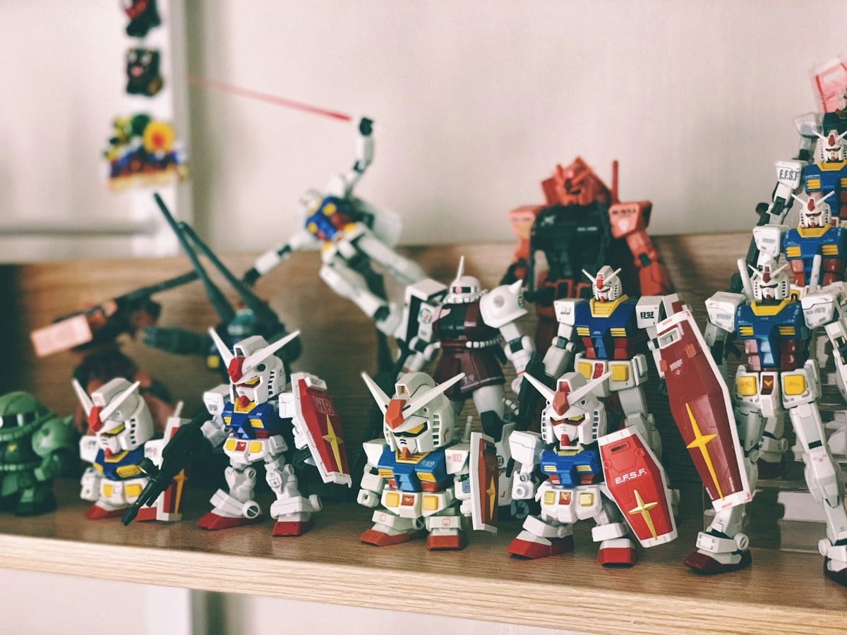 Bộ mô hình Gundam SD xếp thành hàng trên kệ gỗ