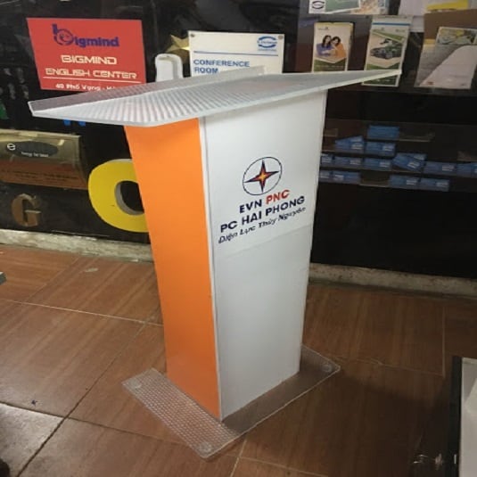 Bục phát biểu mica thân trắng sữa, mặt nghiêng trong suốt