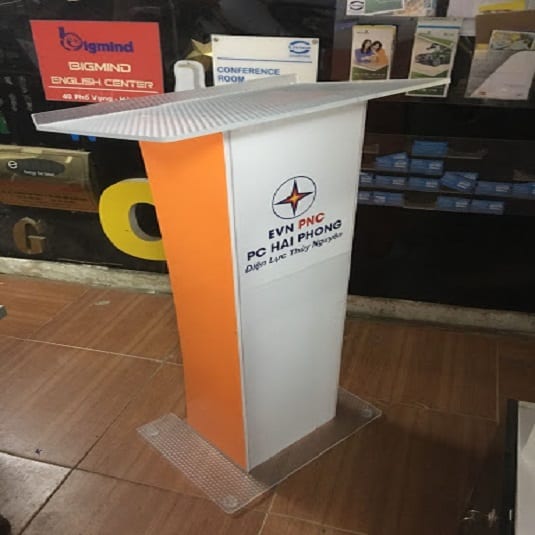 Bục phát biểu mica mặt trước in logo và tên đơn vị