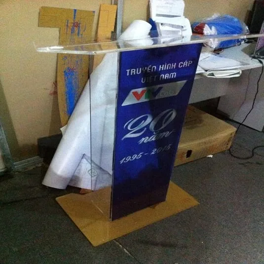 Bục phát biểu mica trong suốt in logo VTVcab kỷ niệm 20 năm