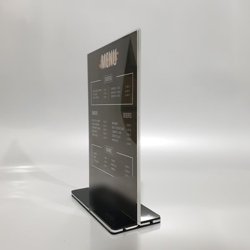 Menu mica chữ T in nền tối cắm đế đen ghép lớp nhìn nghiêng