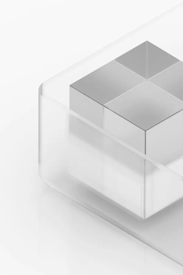 Hộp lập phương mica trong đặt trên nền trắng