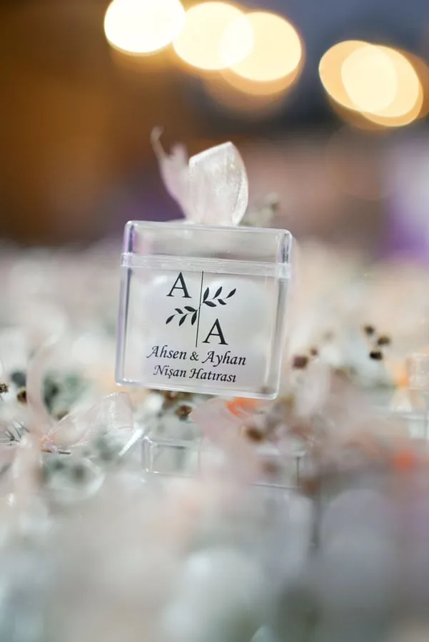 Hộp mica nhỏ in chữ và tên cặp đôi trên nắp