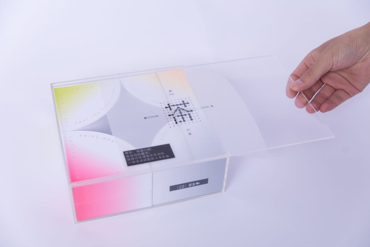 Bàn tay mở nắp hộp mica trong in họa tiết