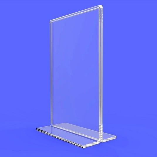 Nhiều tấm mica trong suốt khổ khác nhau xếp hàng