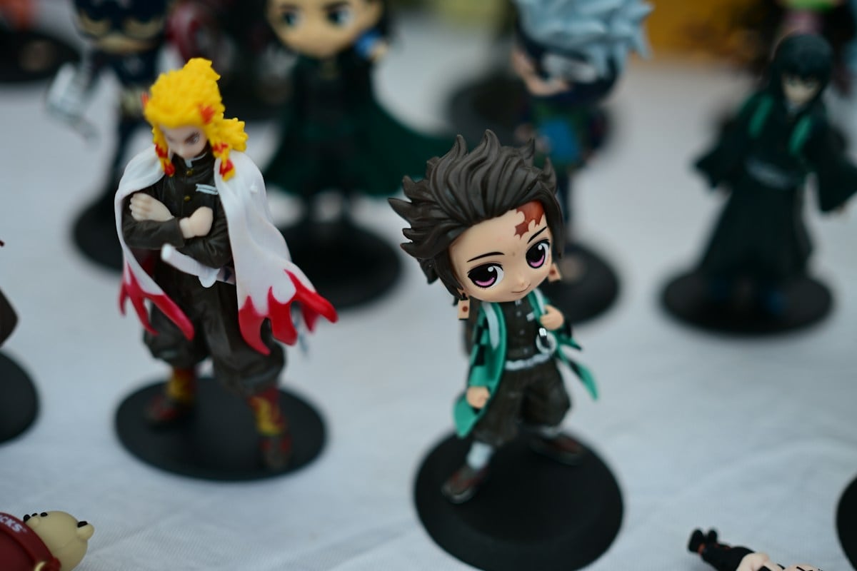 Các figure chibi đứng trên đế tròn màu đen