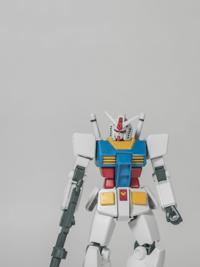 Mô hình Gundam màu trắng xanh đứng thẳng cầm súng