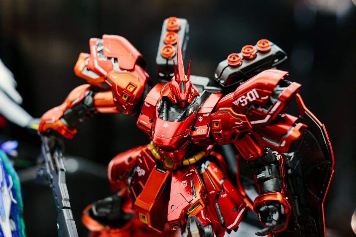 Mô hình Gundam màu đỏ có nhiều chi tiết nhô ra hai bên
