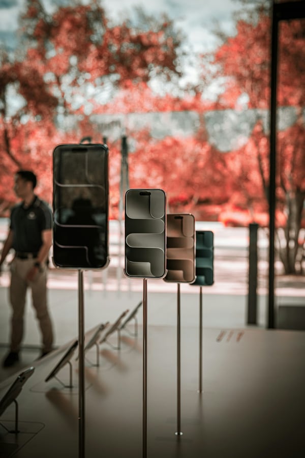 Các kệ đứng trưng bày điện thoại trong showroom