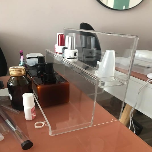 Kệ mica một tầng đặt trên bàn làm móng đựng chai gel