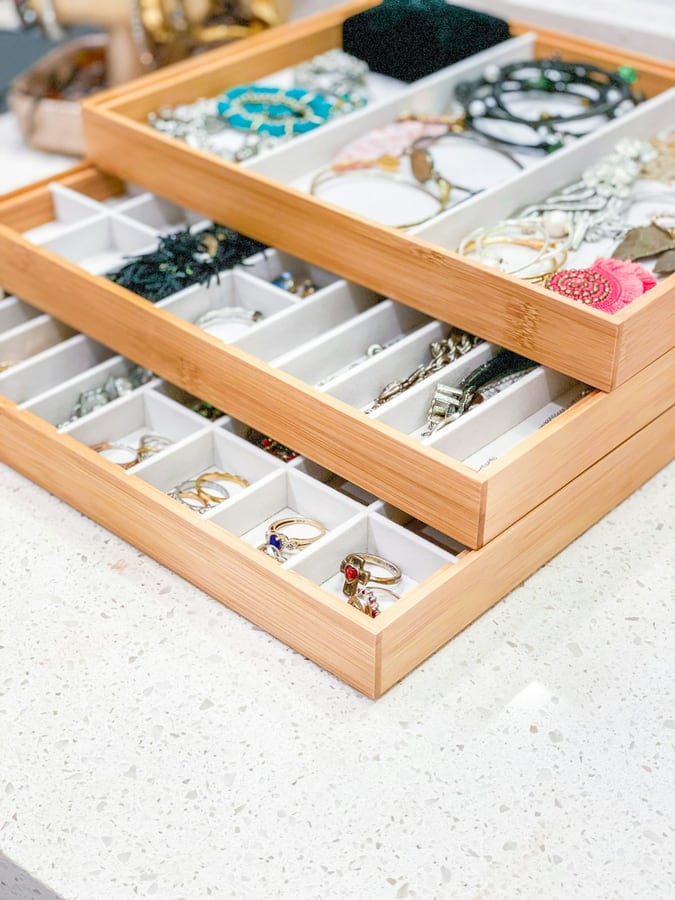 Khay nhiều ô xếp chồng bày nhẫn và trang sức nhỏ