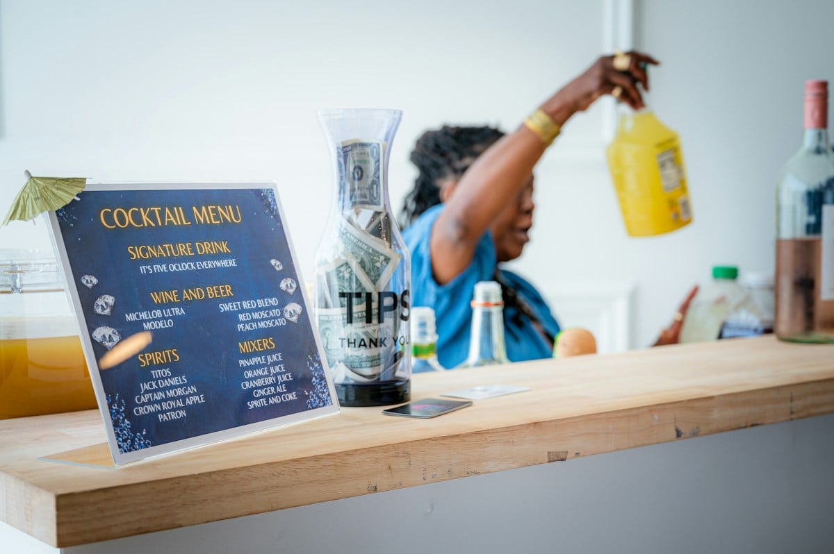 Thực đơn cocktail đặt trên quầy bar trước khu pha chế