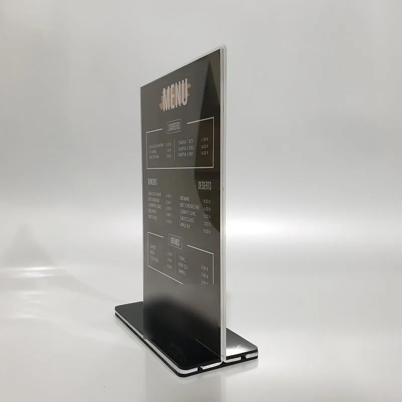 Menu mica chữ T in nền tối cắm đế đen nhìn nghiêng