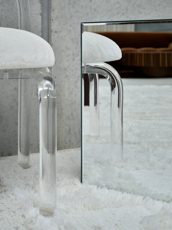Ghế mica trong suốt có đệm lông trắng cạnh gương