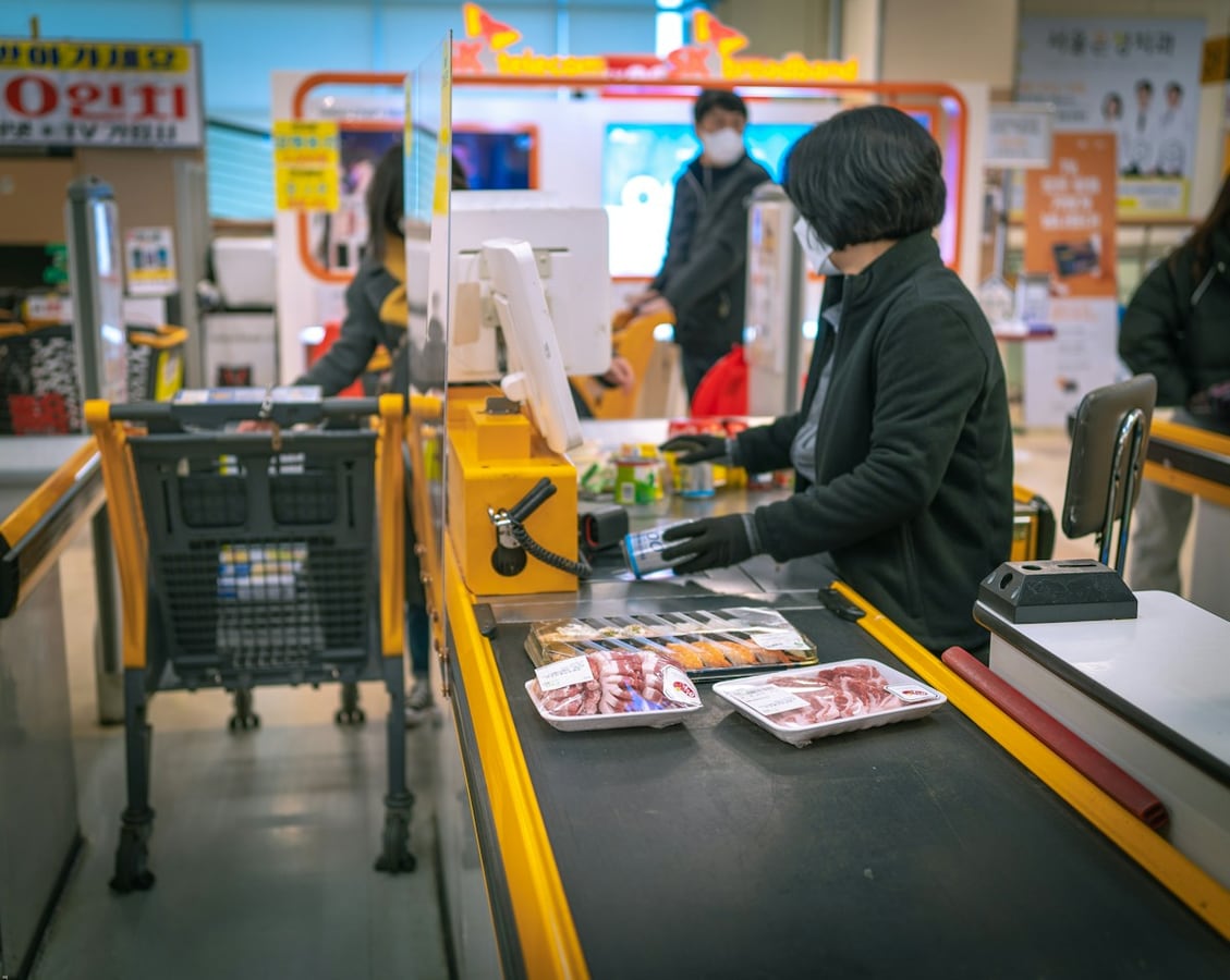 Khách đang thanh toán tại quầy thu ngân của siêu thị