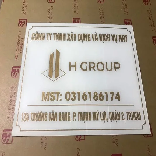 Tấm mica đúc còn giấy bảo vệ in nhãn hãng và ISO